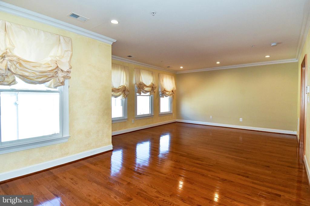 12525 LINDA VIEW LANE