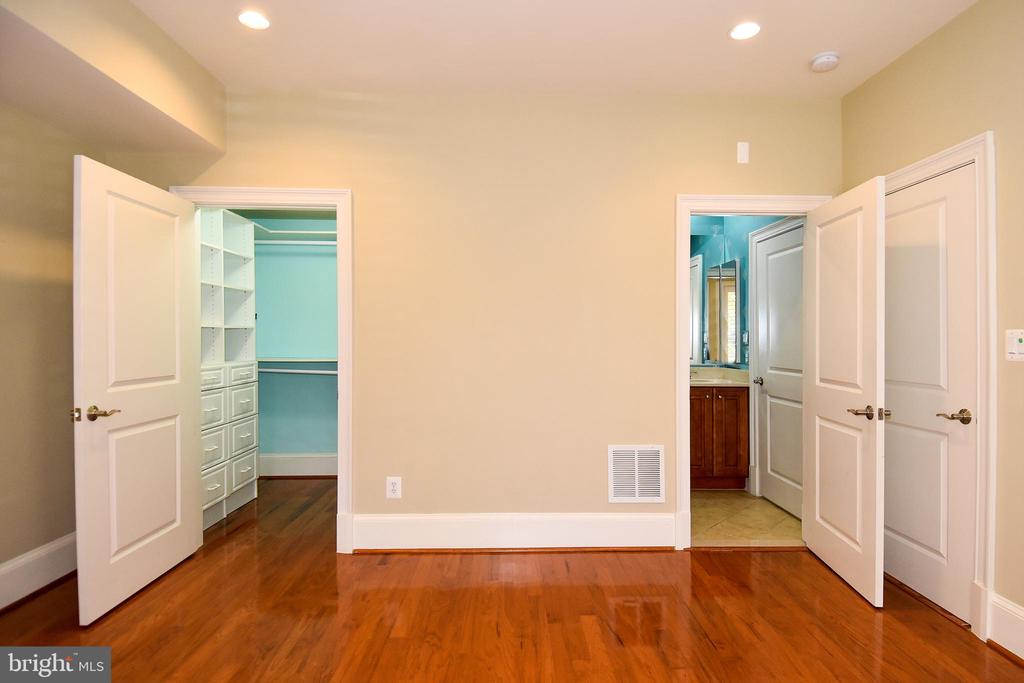12525 LINDA VIEW LANE