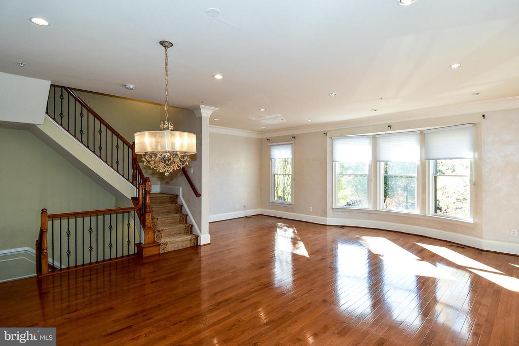12525 LINDA VIEW LANE