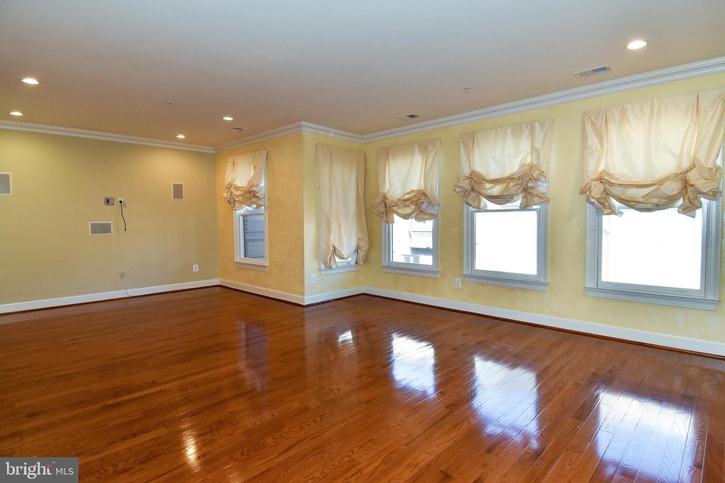 12525 LINDA VIEW LANE