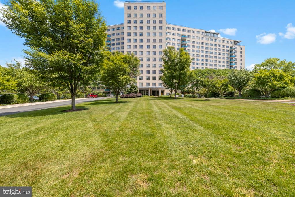 10401 GROSVENOR PLACE Unit: 1327