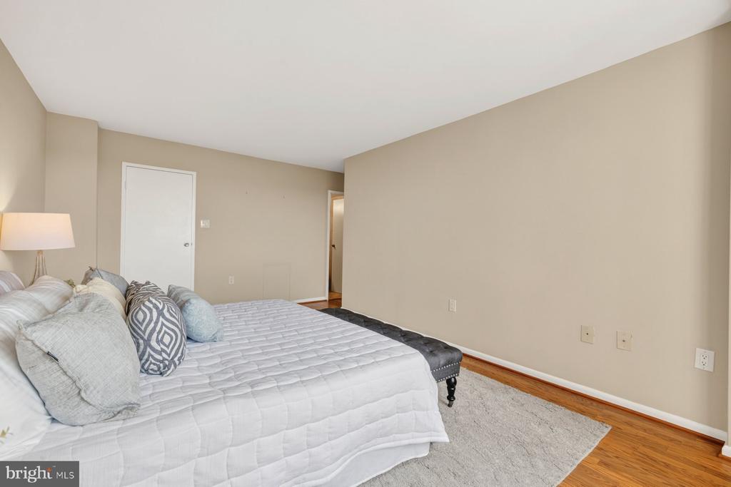 10401 GROSVENOR PLACE Unit: 1327
