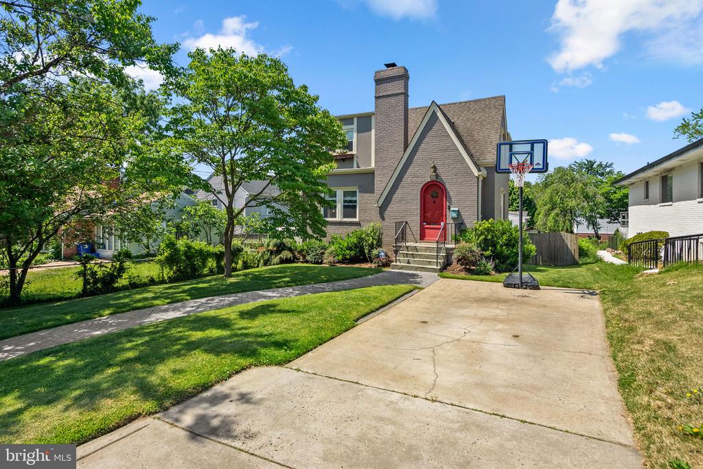 9504 BILTMORE DRIVE