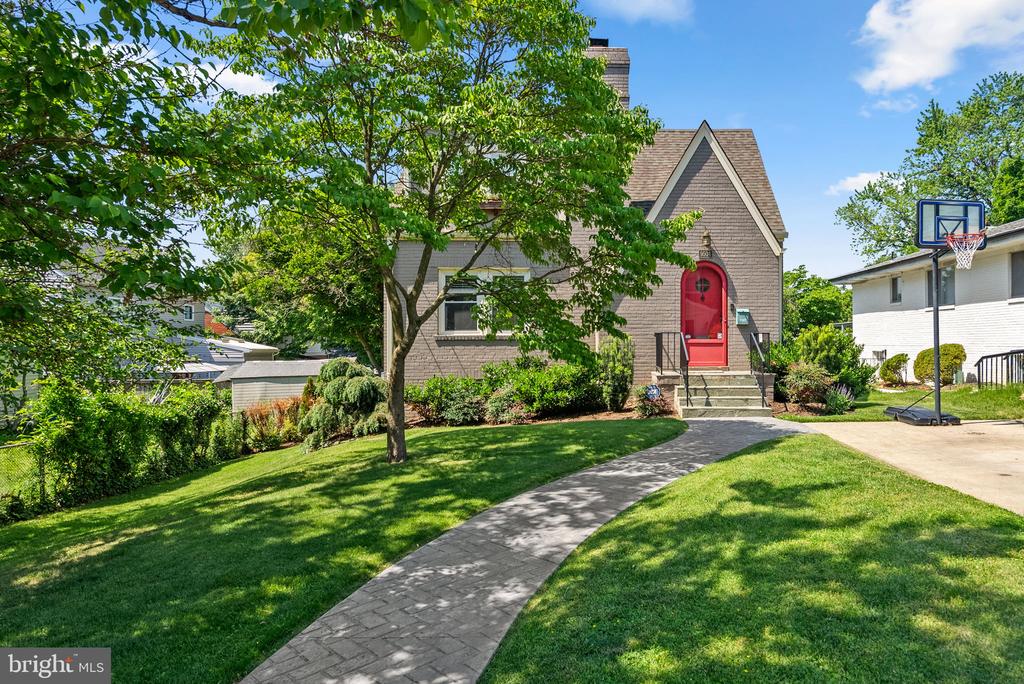 9504 BILTMORE DRIVE