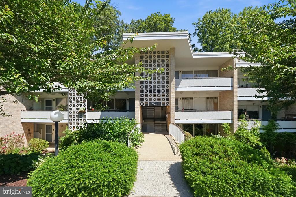 7541 SPRING LAKE DRIVE Unit: B-2