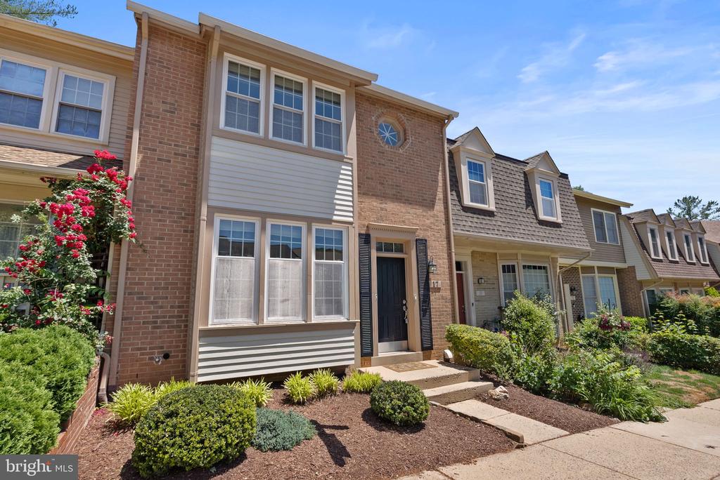 17 HICKORY HILL COURT