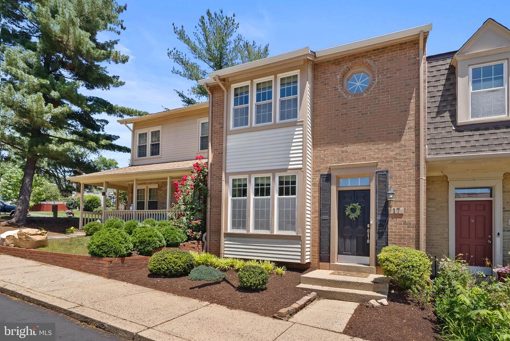 17 HICKORY HILL COURT
