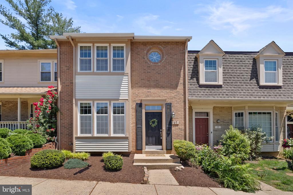 17 HICKORY HILL COURT
