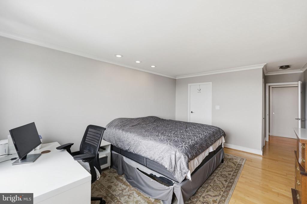 5225 POOKS HILL ROAD Unit: 1819N