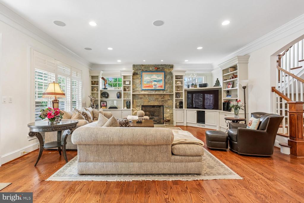 5114 WESSLING LANE
