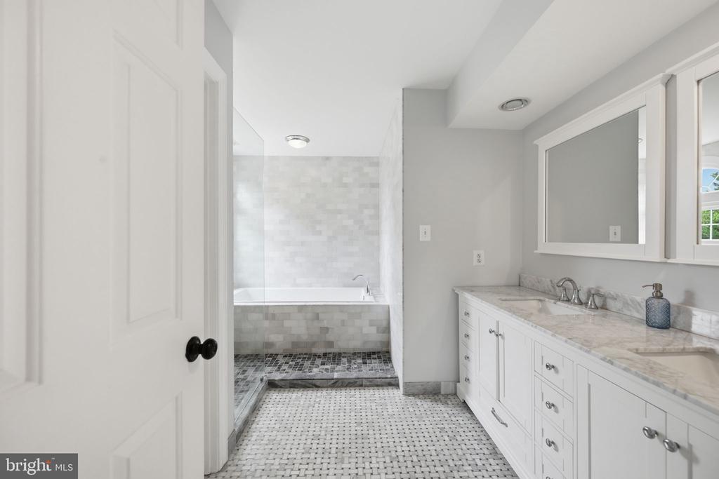 21406 MANOR VIEW CIRCLE
