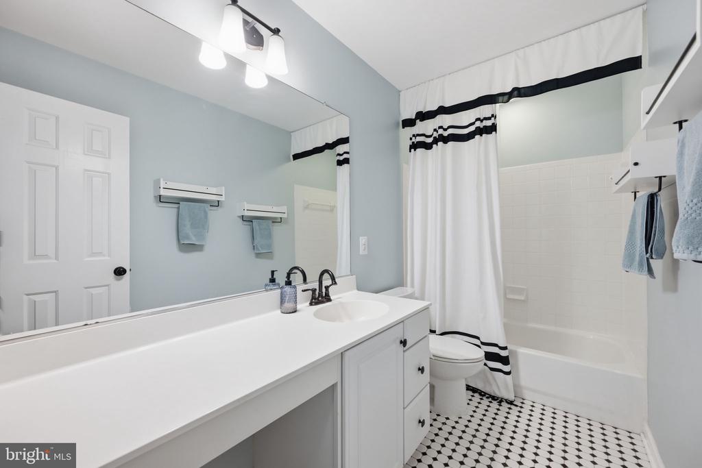 21406 MANOR VIEW CIRCLE