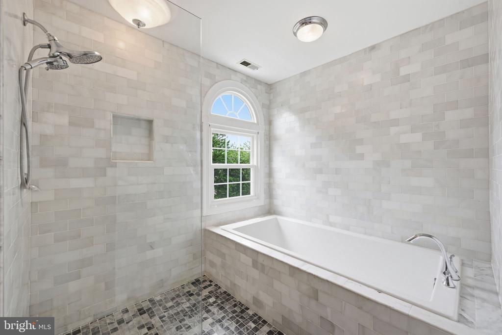 21406 MANOR VIEW CIRCLE