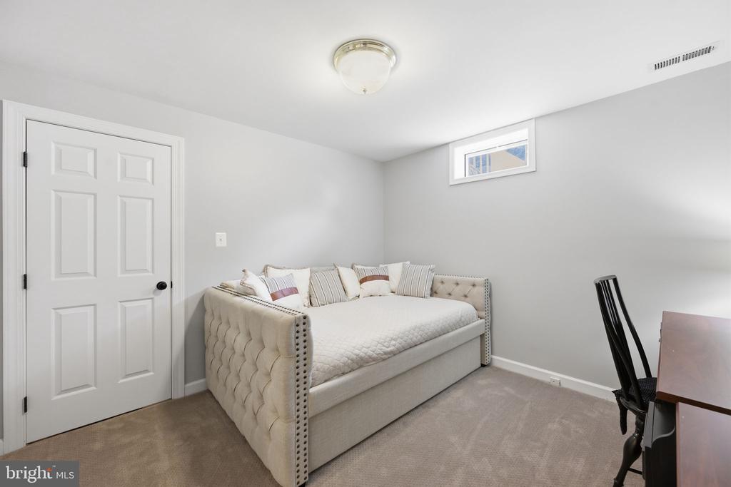 21406 MANOR VIEW CIRCLE