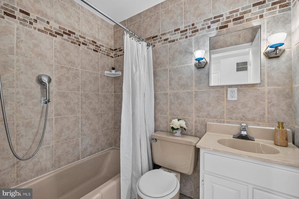 6 ROSENEATH COURT