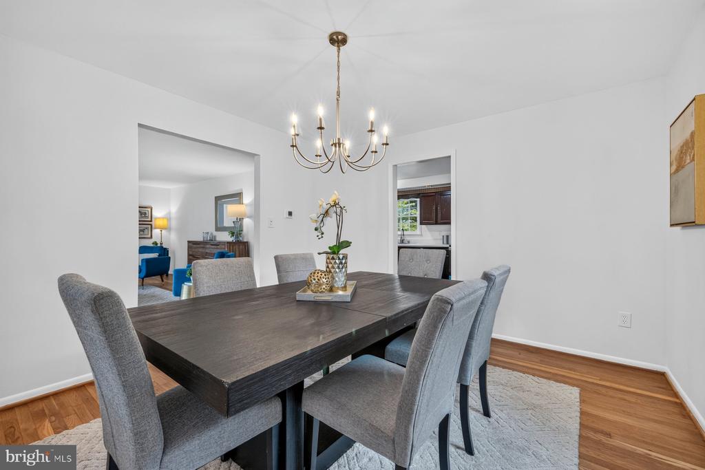6 ROSENEATH COURT
