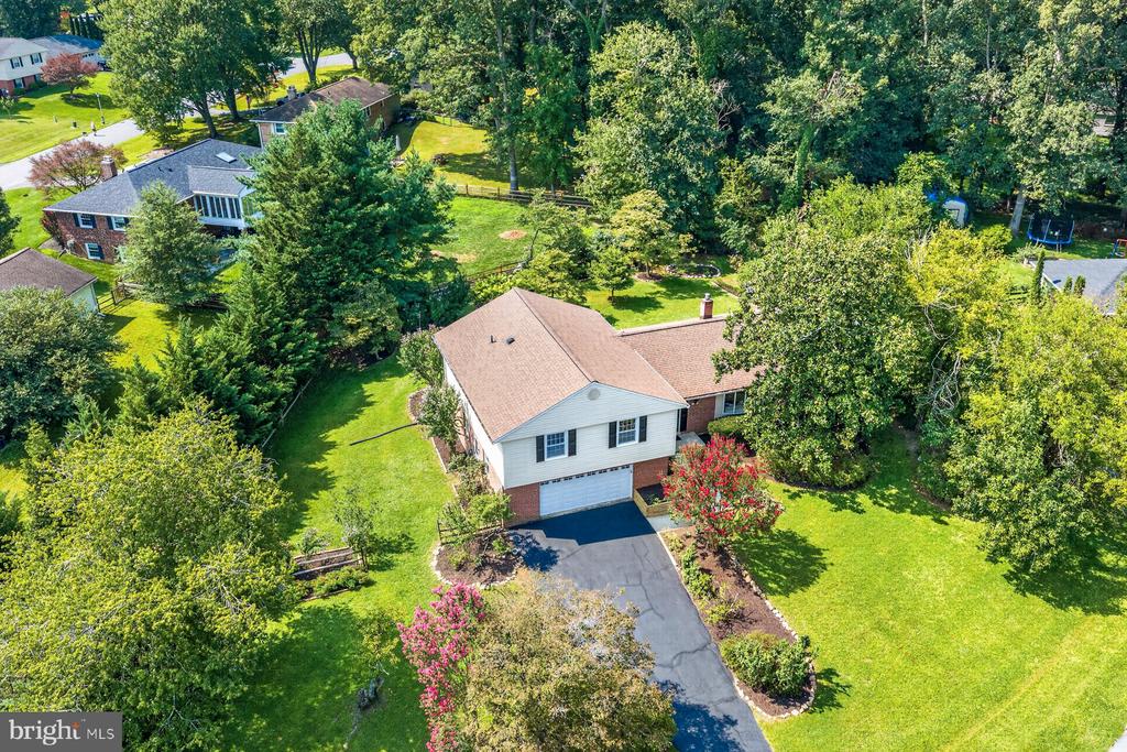 6 ROSENEATH COURT