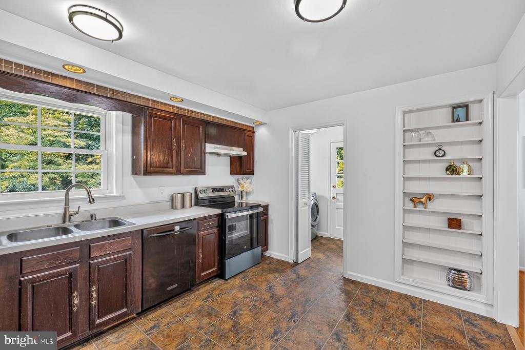6 ROSENEATH COURT
