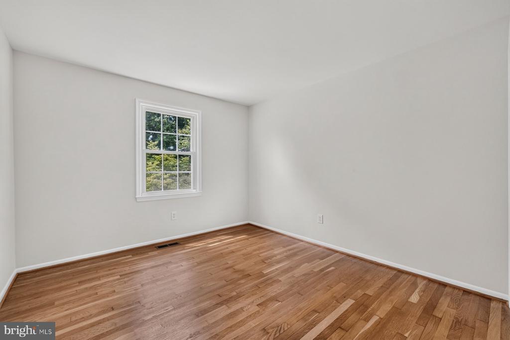 6 ROSENEATH COURT