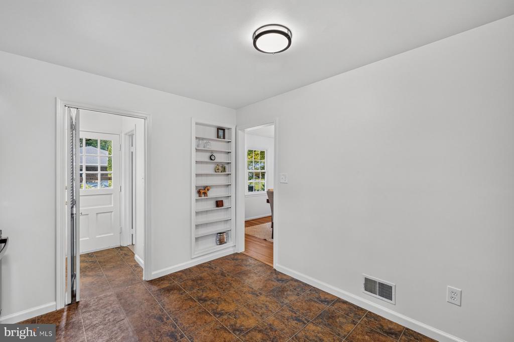 6 ROSENEATH COURT