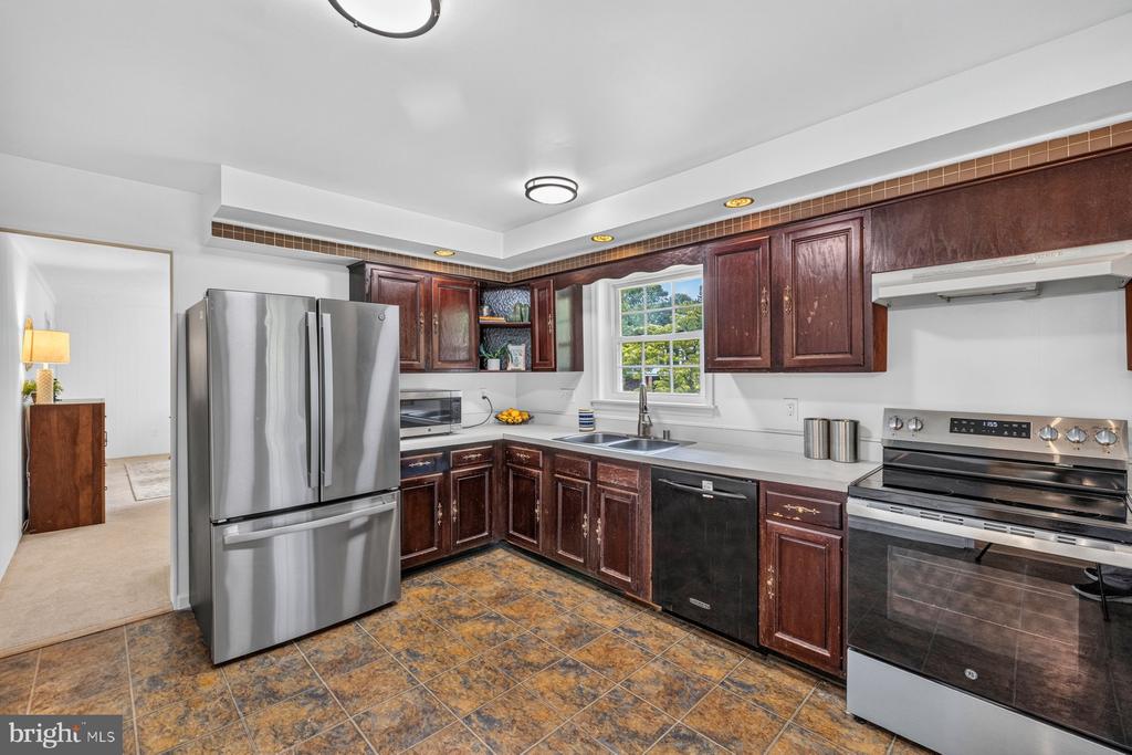6 ROSENEATH COURT