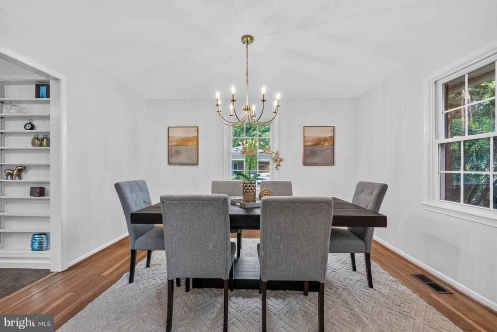 6 ROSENEATH COURT