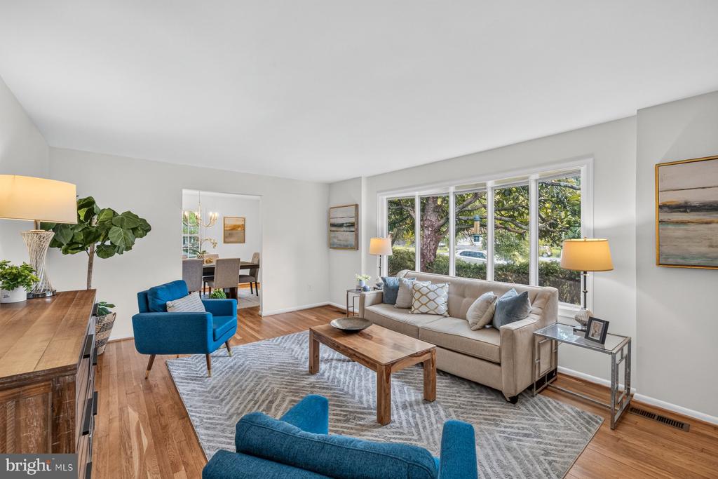 6 ROSENEATH COURT