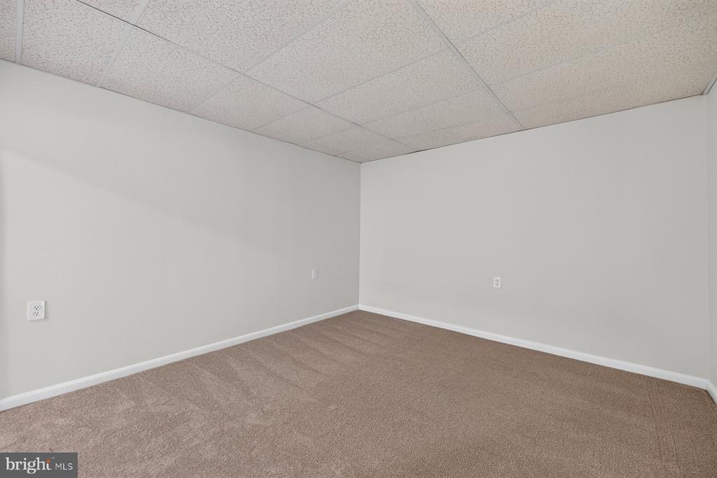 6 ROSENEATH COURT