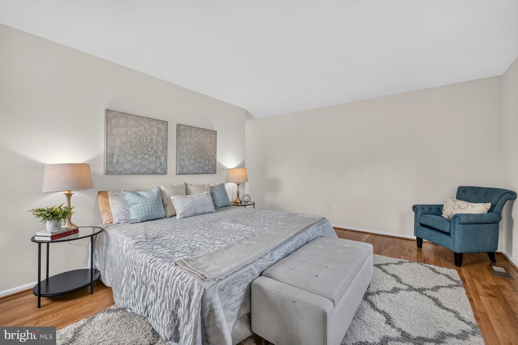 6 ROSENEATH COURT
