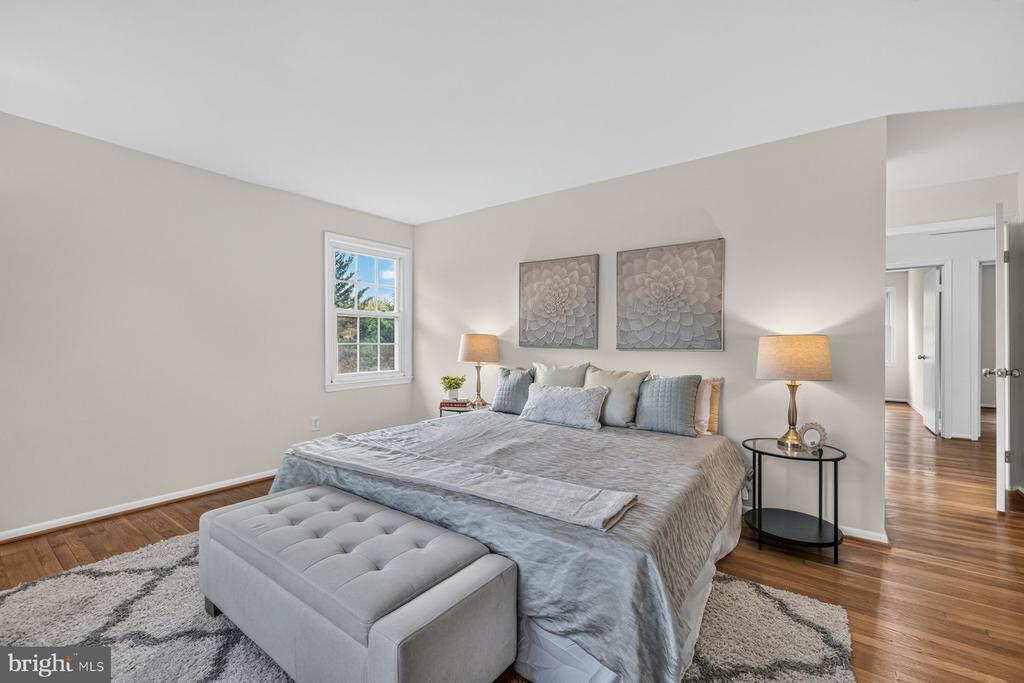 6 ROSENEATH COURT