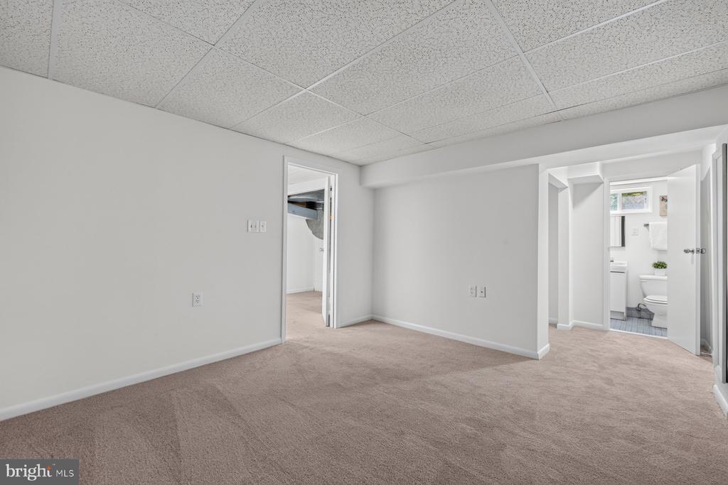 6 ROSENEATH COURT