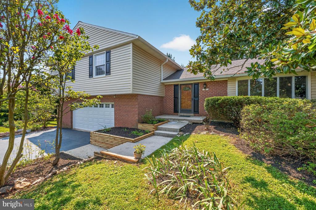 6 ROSENEATH COURT