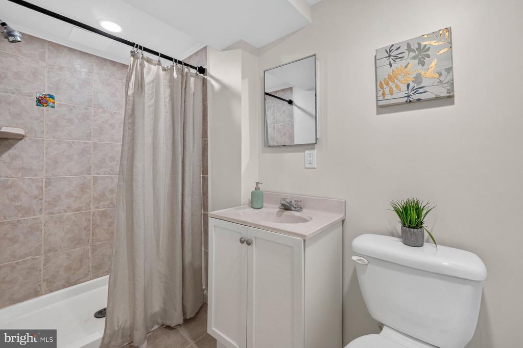 6 ROSENEATH COURT