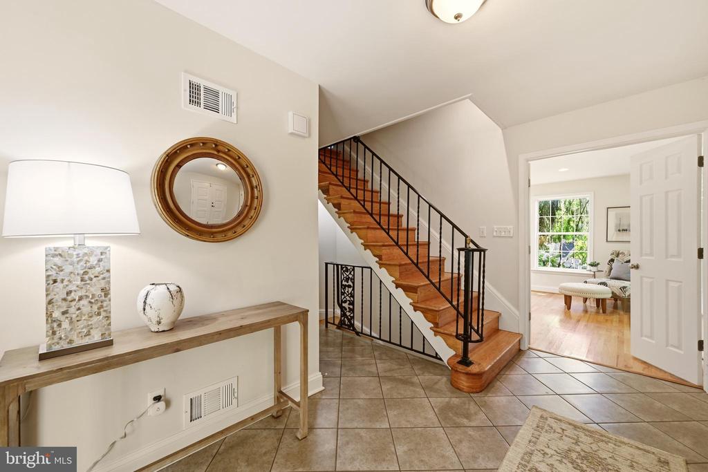 3211 FARMINGTON DRIVE