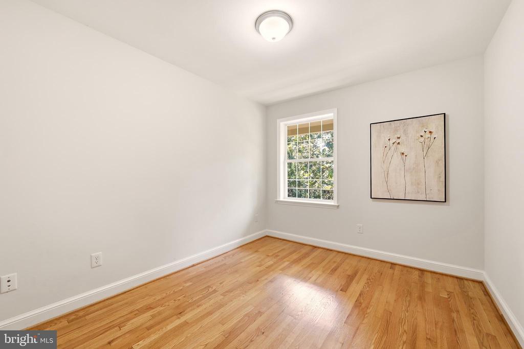 3211 FARMINGTON DRIVE