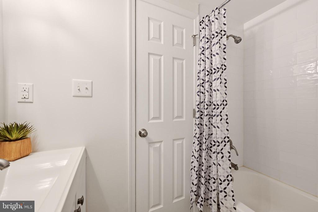 3211 FARMINGTON DRIVE