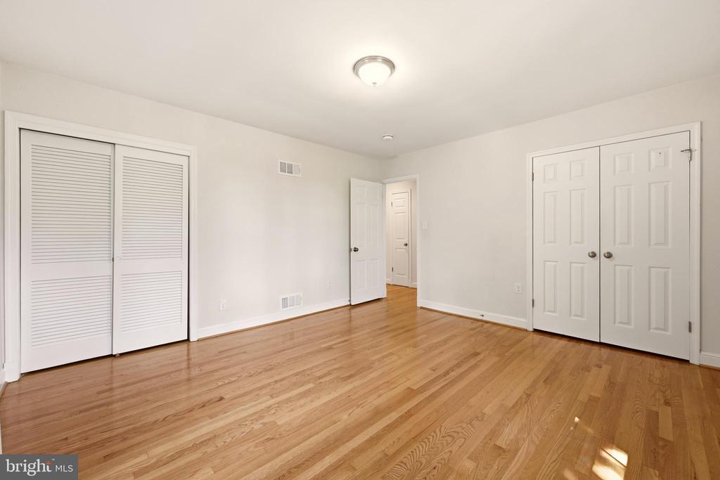 3211 FARMINGTON DRIVE