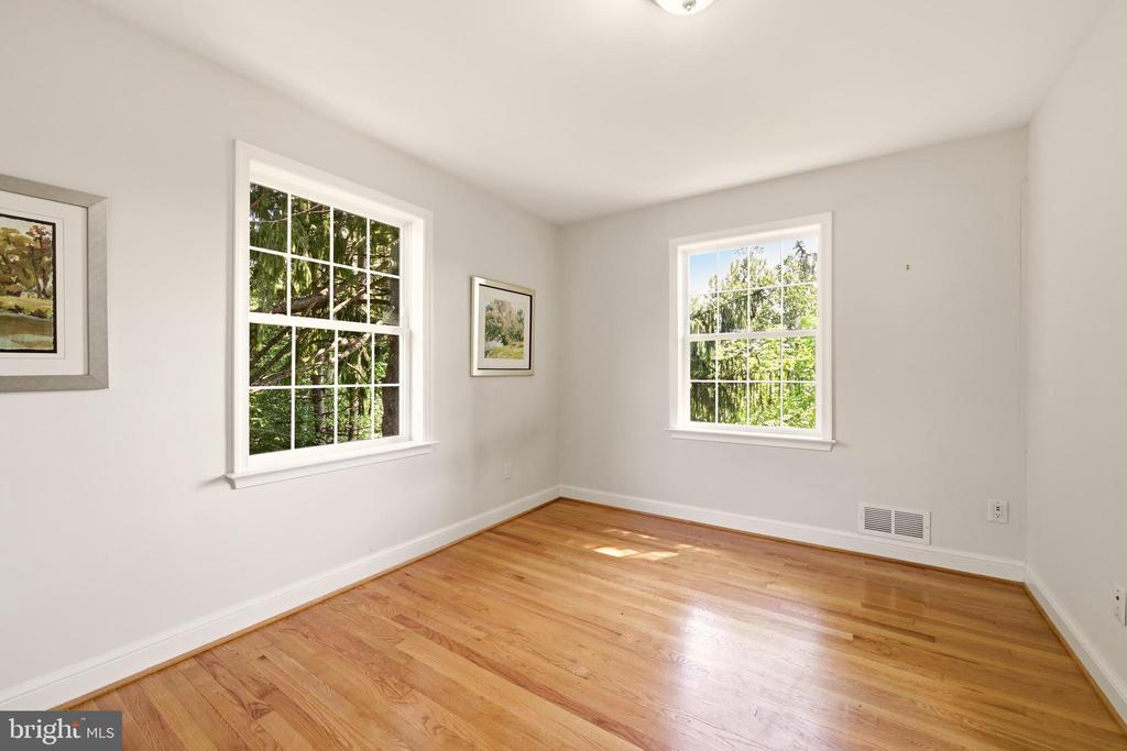 3211 FARMINGTON DRIVE