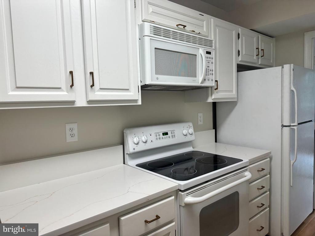 4847 CHEVY CHASE DRIVE Unit: 172