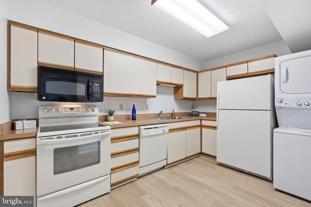 15100 INTERLACHEN DRIVE Unit: 4-822