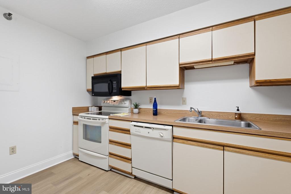 15100 INTERLACHEN DRIVE Unit: 4-822