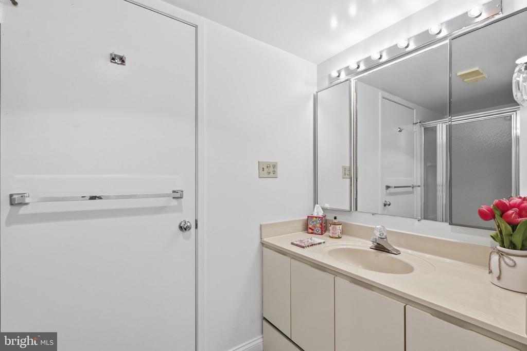15100 INTERLACHEN DRIVE Unit: 4-822