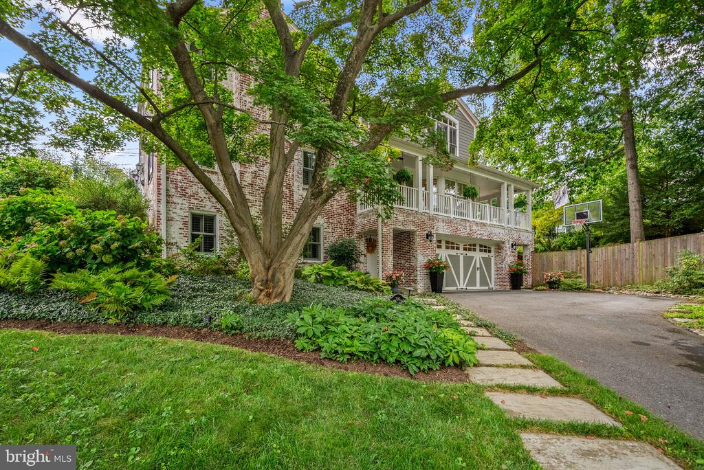 710 WOODSIDE PARKWAY