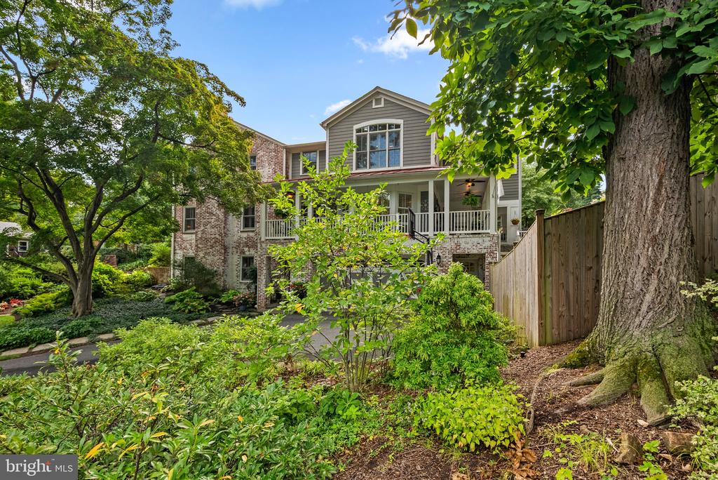 710 WOODSIDE PARKWAY