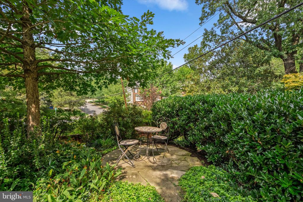710 WOODSIDE PARKWAY