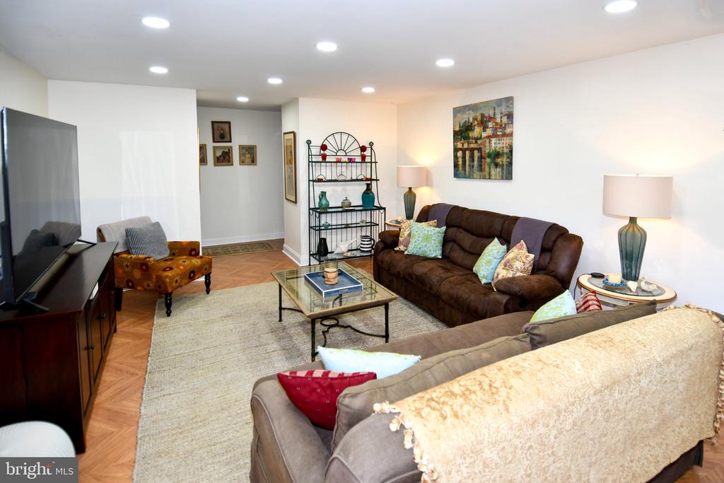 18624 WALKERS CHOICE ROAD Unit: 6