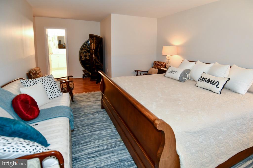 18624 WALKERS CHOICE ROAD Unit: 6
