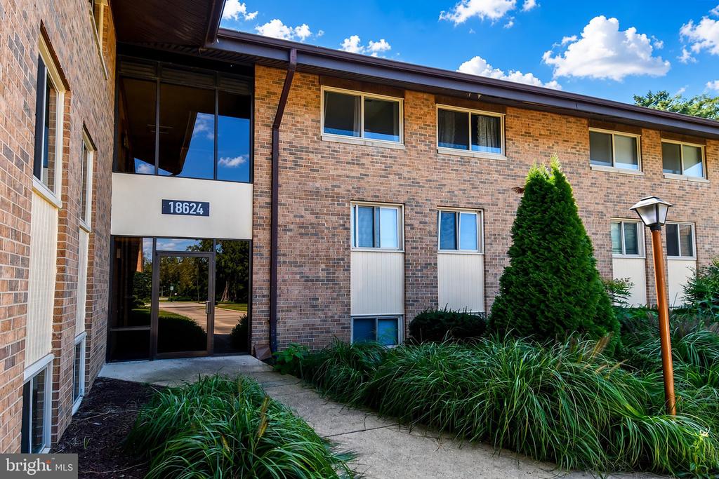 18624 WALKERS CHOICE ROAD Unit: 6