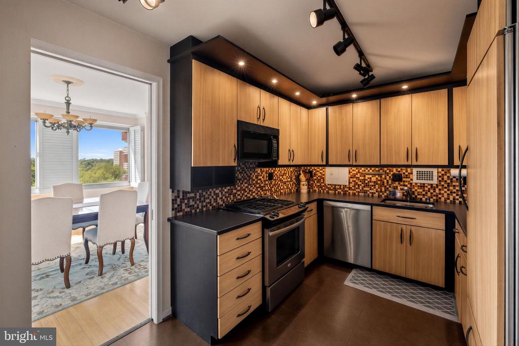 4515 WILLARD AVENUE Unit: 1009S