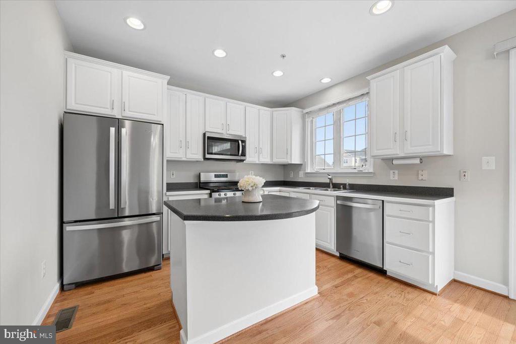 616 GARDEN VIEW SQUARE
